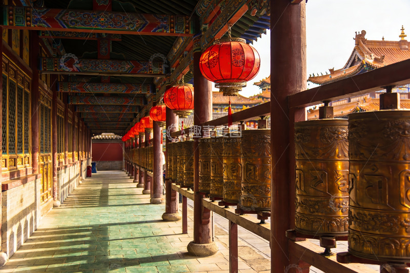 高清大图下载【趣麦麦图】古建筑长廊红灯笼与转经筒