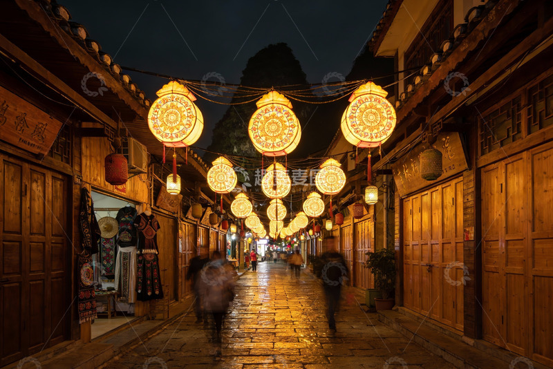 高清大图下载【趣麦麦图】夜游古街灯火辉煌行人穿梭