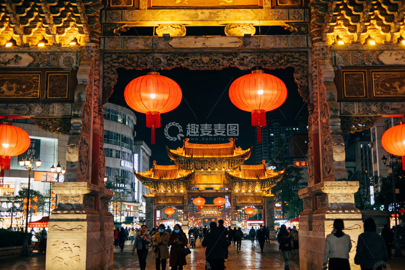 高清大图下载【趣麦麦图】夜游古街灯笼高挂人群熙攘