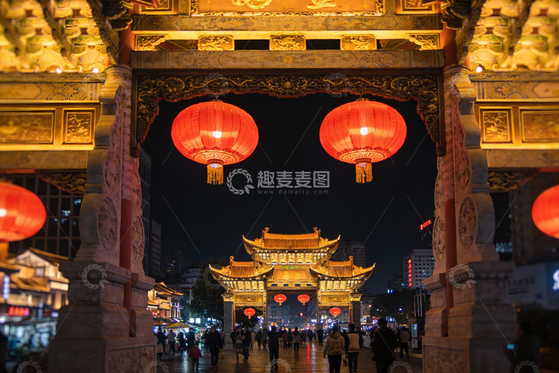 高清大图下载【趣麦麦图】夜游古街灯笼高挂人群熙攘