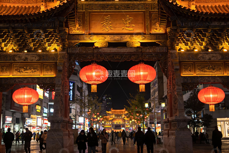 高清大图下载【趣麦麦图】夜游古街挂红灯笼