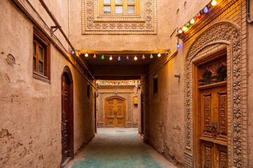 古巷彩灯映衬木门