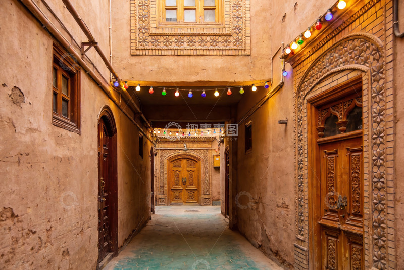 高清大图下载【趣麦麦图】古巷彩灯映衬木门