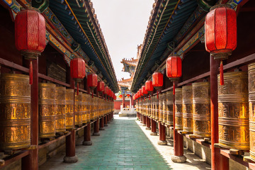 古寺长廊红灯笼金转轮