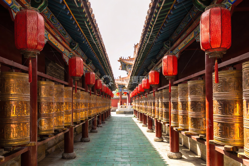 高清大图下载【趣麦麦图】古寺长廊红灯笼金转轮