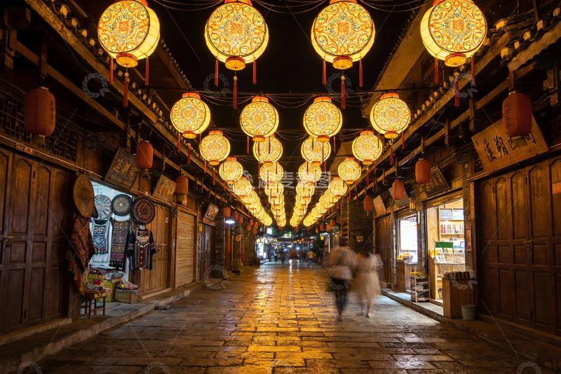 高清大图下载【趣麦麦图】古街夜景灯笼高挂行人漫步