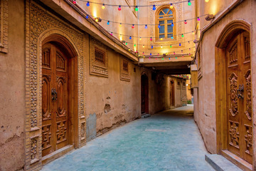 古巷彩灯映衬木质门扉