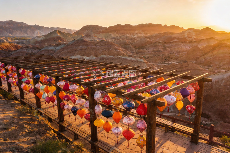高清大图下载【趣麦麦图】彩灯长廊映山峦日落美景