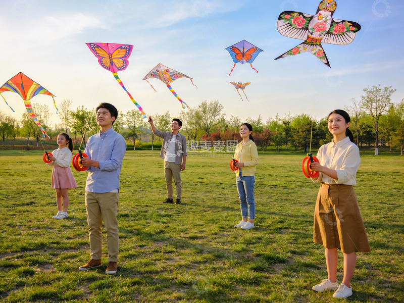 高清大图下载【趣麦麦图】家人公园放风筝其乐融融