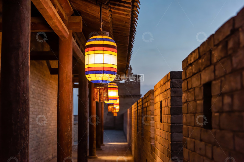 高清大图下载【趣麦麦图】古建筑长廊夜景灯笼高挂