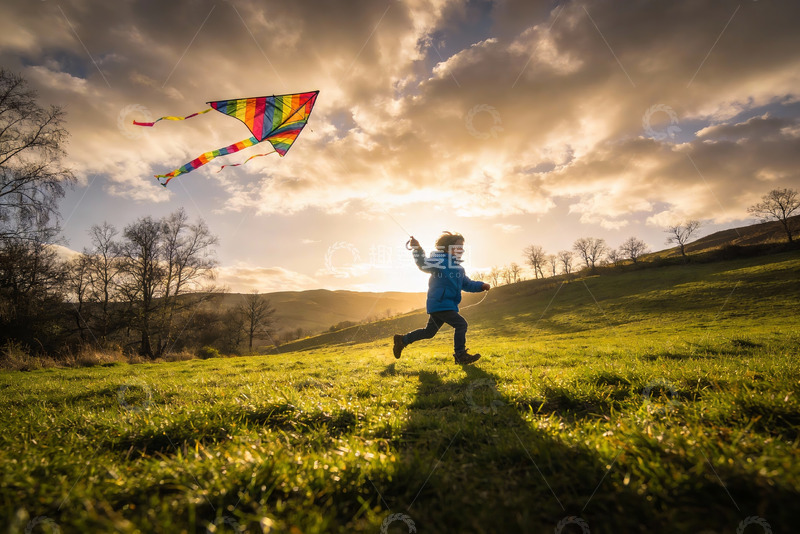 高清大图下载【趣麦麦图】孩童草地上放飞彩虹风筝