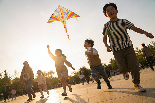 孩子们户外放风筝欢乐奔跑