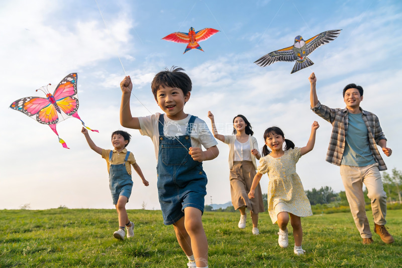 高清大图下载【趣麦麦图】家庭户外放风筝欢乐场景