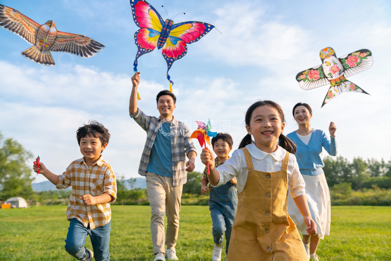 高清大图下载【趣麦麦图】家庭户外放风筝欢乐场景