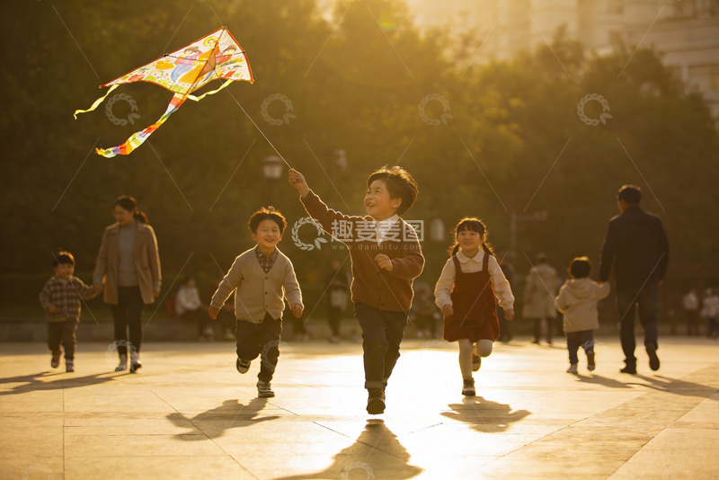 高清大图下载【趣麦麦图】孩子们户外放风筝欢乐奔跑