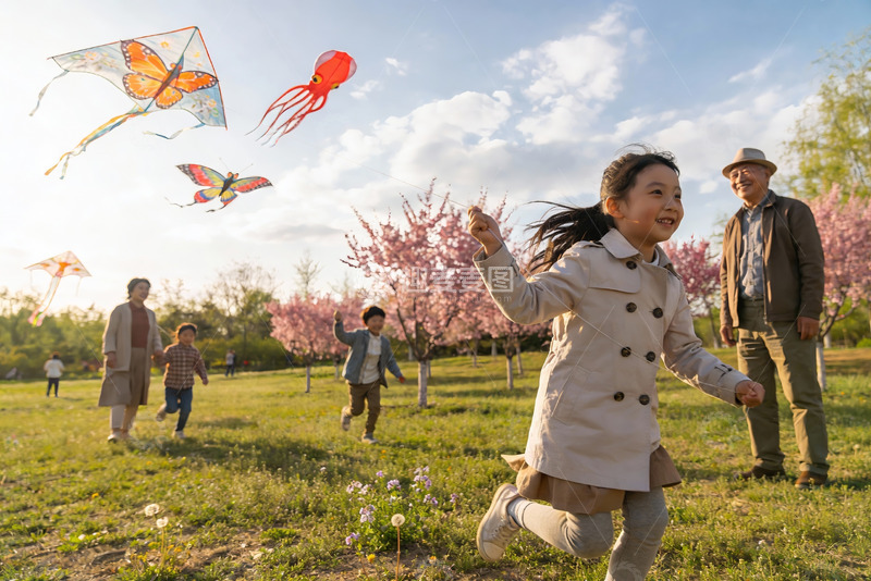 高清大图下载【趣麦麦图】春日公园放风筝全家乐