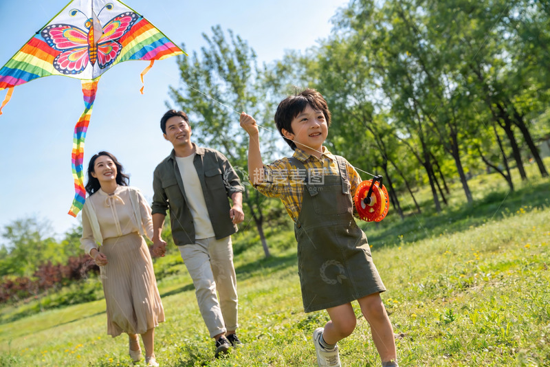 高清大图下载【趣麦麦图】一家三口户外放风筝