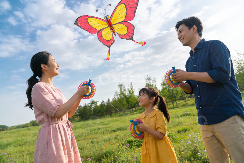 高清大图下载【趣麦麦图】三口之家户外放飞蝴蝶风筝