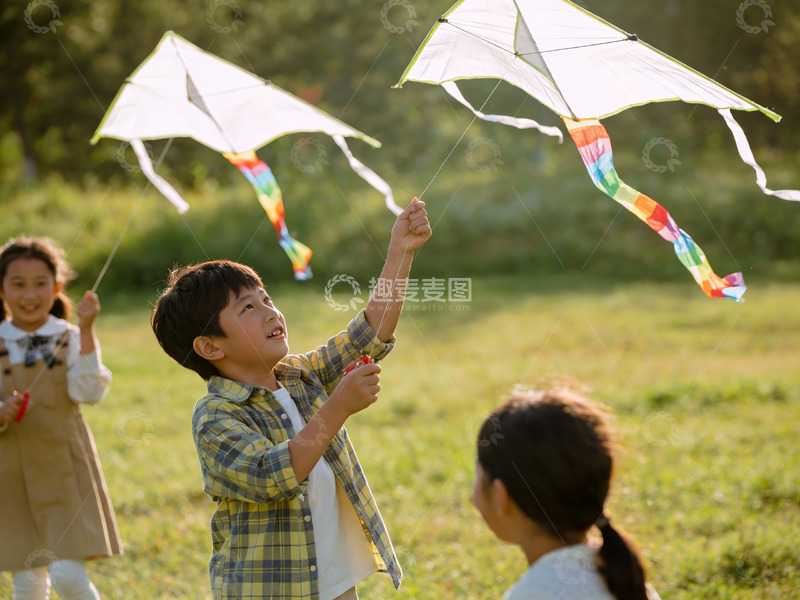 高清大图下载【趣麦麦图】三名儿童户外放风筝