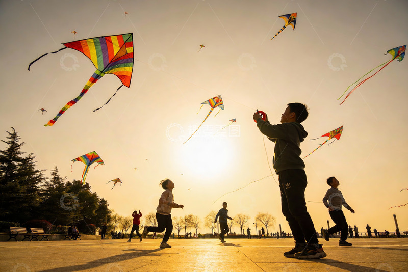 高清大图下载【趣麦麦图】夕阳下公园放风筝欢乐场景