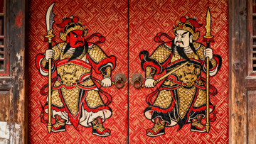 传统门神画像守护古门