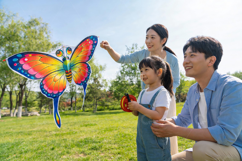 高清大图下载【趣麦麦图】家庭户外放飞彩色蝴蝶风筝
