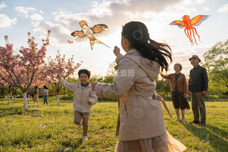 高清大图下载【趣麦麦图】春日公园放风筝全家乐