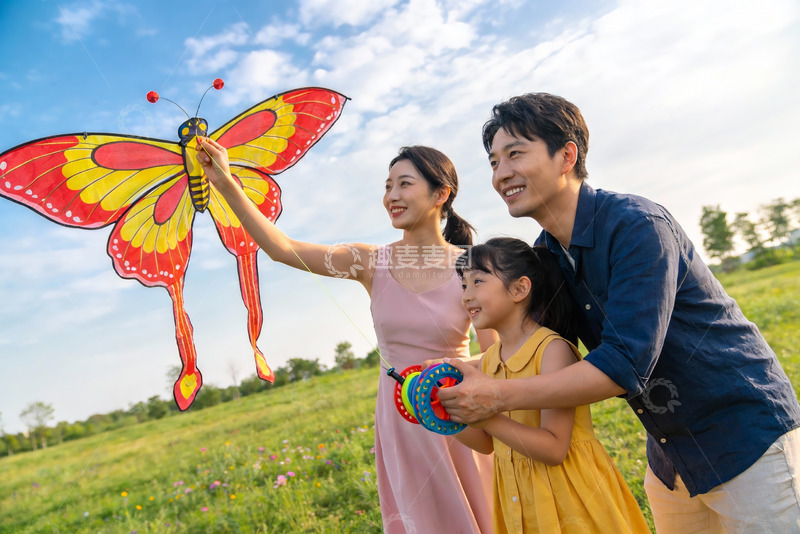 高清大图下载【趣麦麦图】家庭户外放风筝欢乐时光