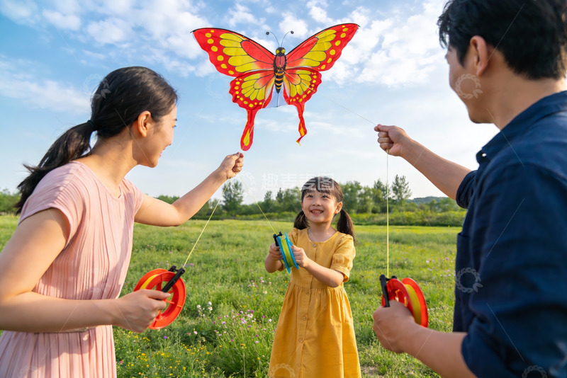 高清大图下载【趣麦麦图】一家三口户外放飞蝴蝶风筝