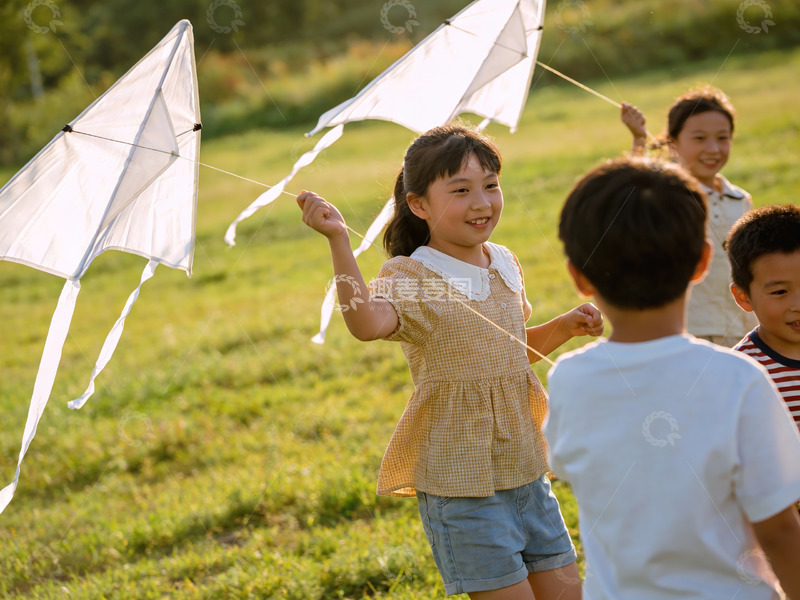 高清大图下载【趣麦麦图】孩子们户外放风筝欢乐场景