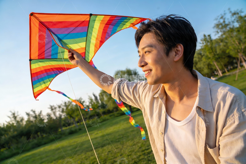 高清大图下载【趣麦麦图】青年户外放风筝