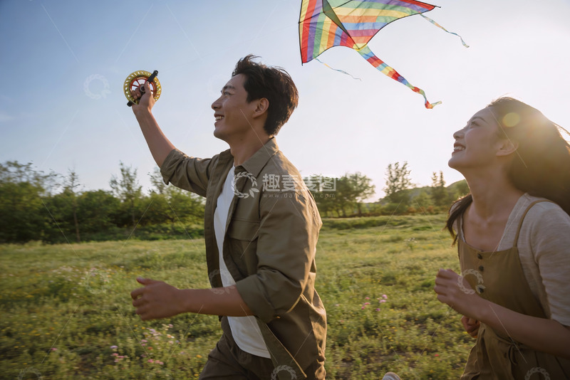 高清大图下载【趣麦麦图】情侣草地上放风筝