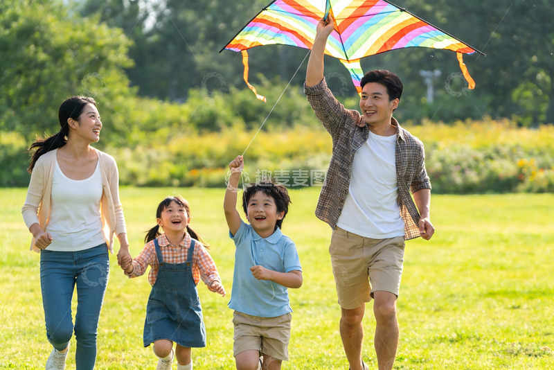 高清大图下载【趣麦麦图】家庭户外放风筝欢乐场景