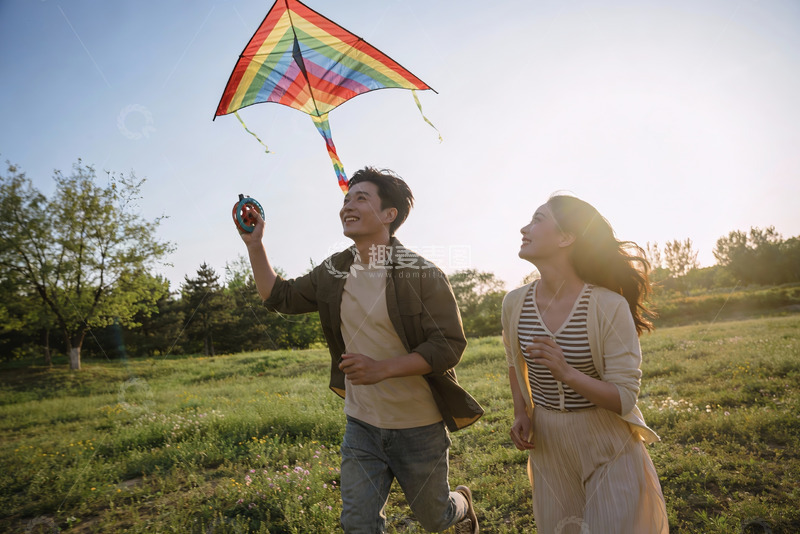 高清大图下载【趣麦麦图】情侣草地上放风筝