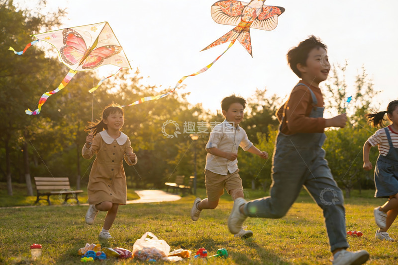 高清大图下载【趣麦麦图】孩子们户外放风筝欢乐奔跑