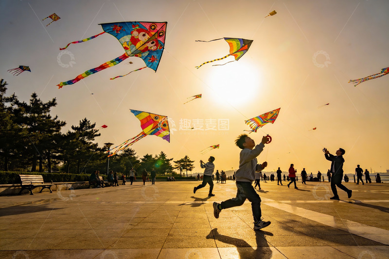 高清大图下载【趣麦麦图】夕阳下公园放风筝欢乐场景