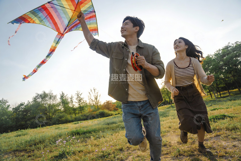 高清大图下载【趣麦麦图】情侣户外放风筝欢乐奔跑