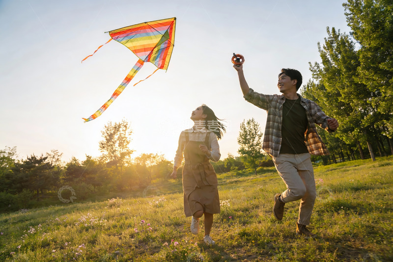 高清大图下载【趣麦麦图】情侣草地上放风筝