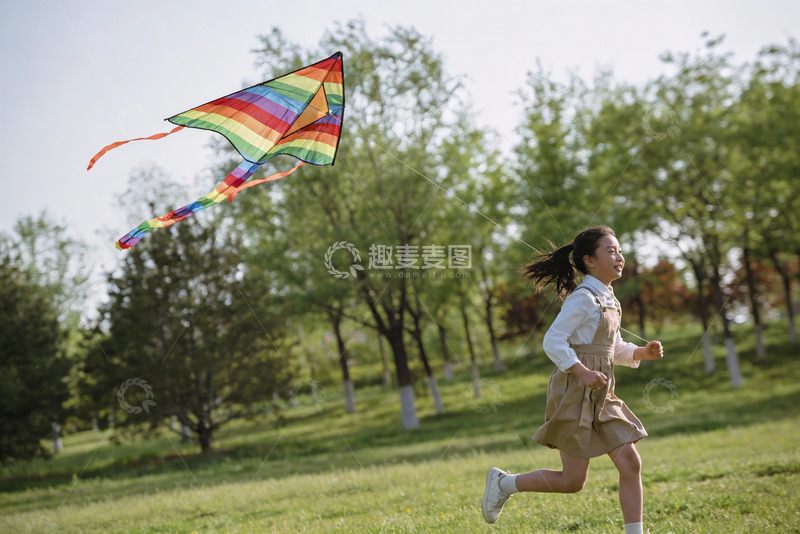 高清大图下载【趣麦麦图】女孩草地上放风筝