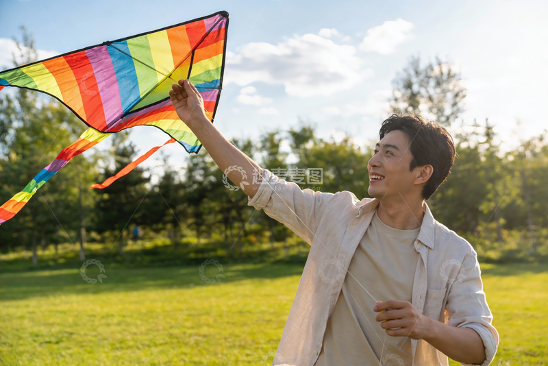 高清大图下载【趣麦麦图】青年男子户外放风筝