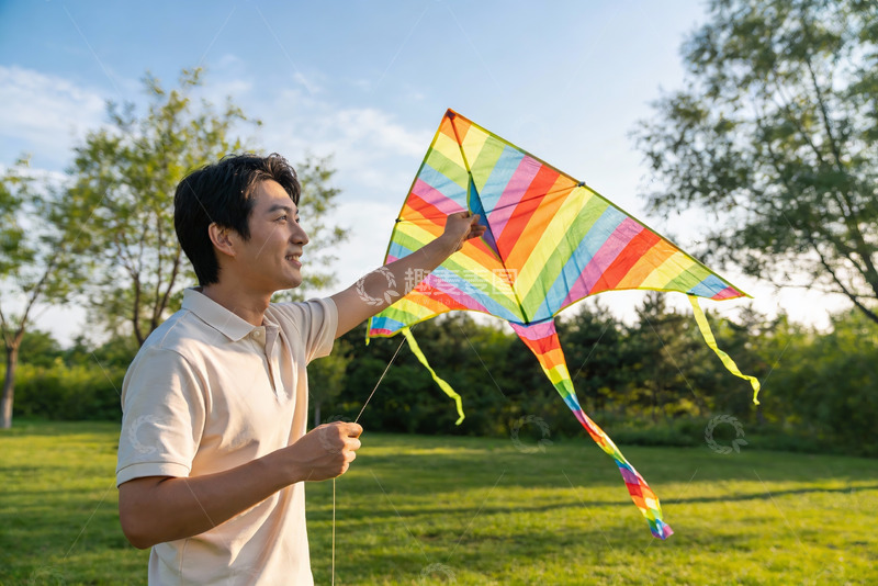高清大图下载【趣麦麦图】青年男子户外放风筝