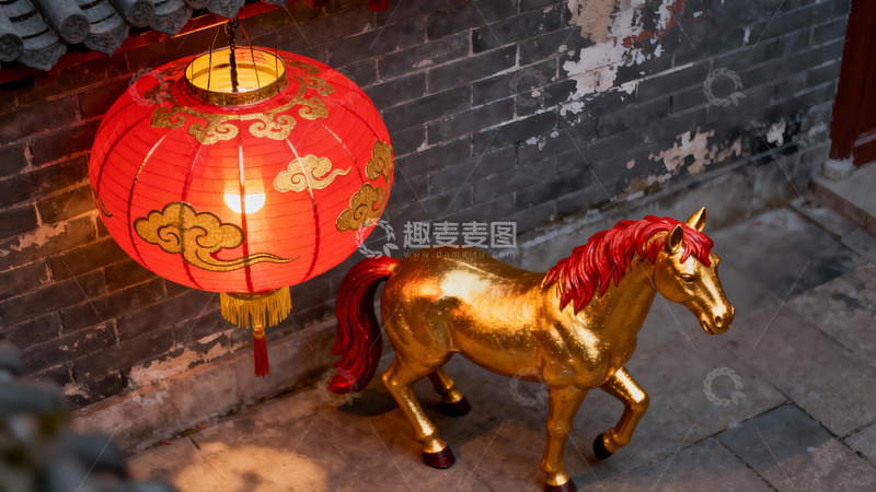 高清大图下载【趣麦麦图】古墙红灯金马迎新春