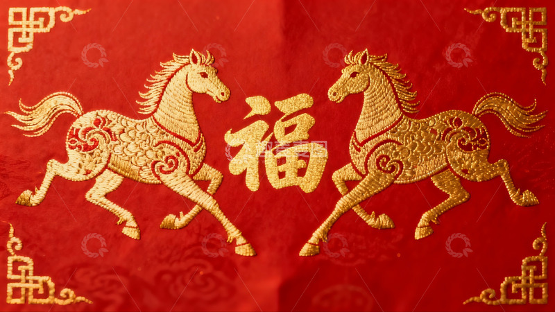 高清大图下载【趣麦麦图】红色背景金色马纹刺绣图案