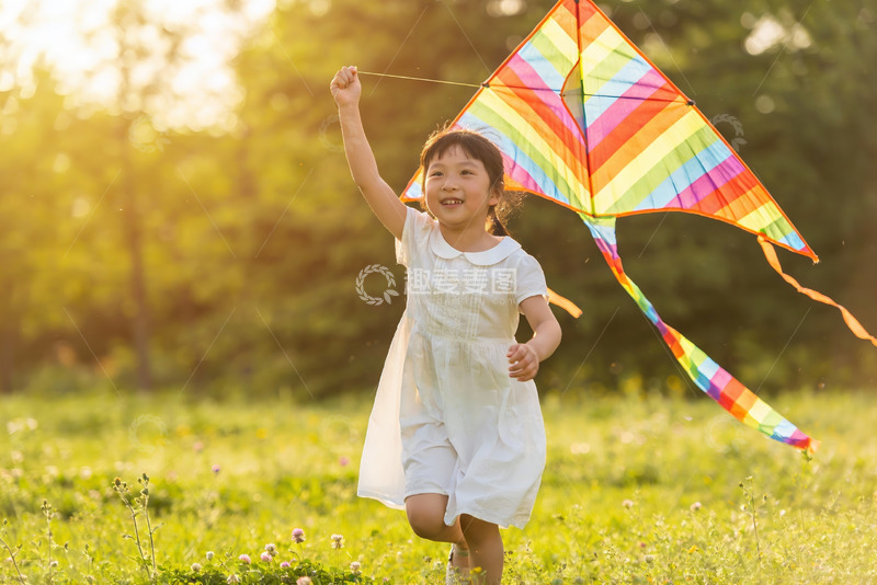 高清大图下载【趣麦麦图】小女孩户外放风筝