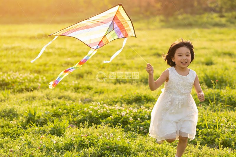 高清大图下载【趣麦麦图】小女孩草地上放风筝
