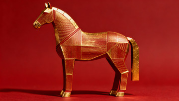 金色几何马雕塑特写