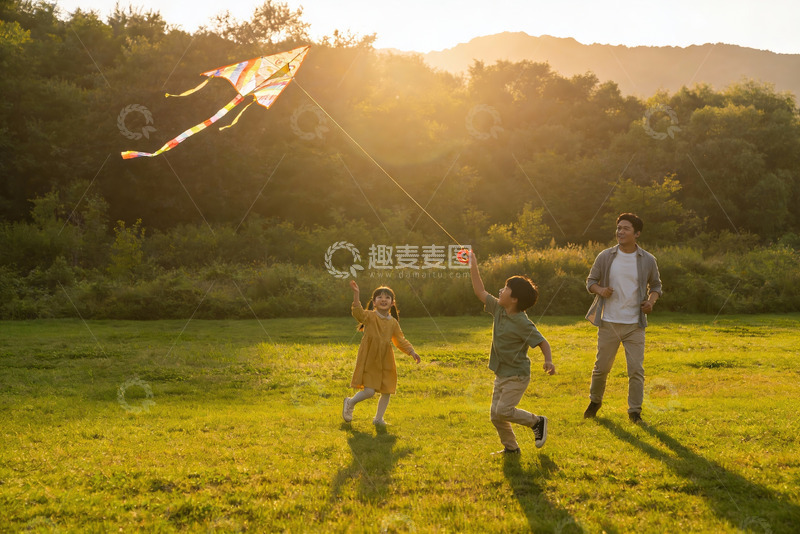 高清大图下载【趣麦麦图】夕阳下父子三人放风筝