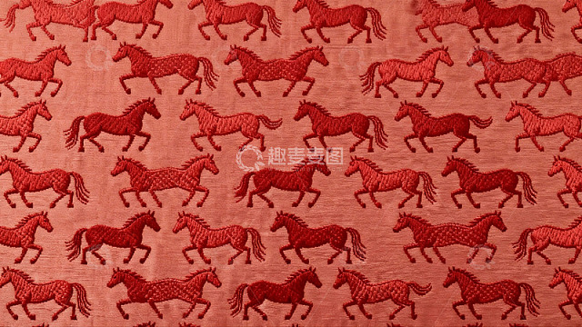 红色背景上奔跑的马匹图案