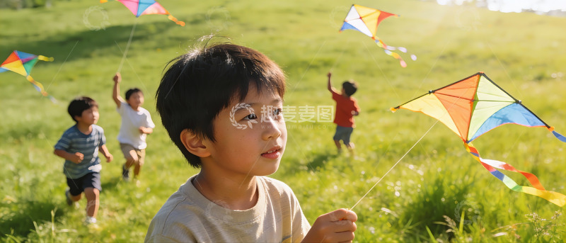 高清大图下载【趣麦麦图】儿童草地上放风筝欢乐场景