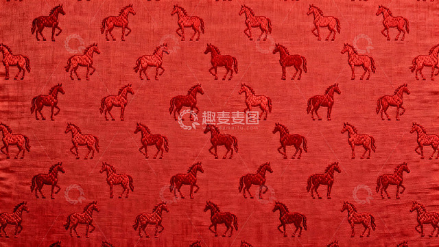 红色布料上的奔跑马纹样图案